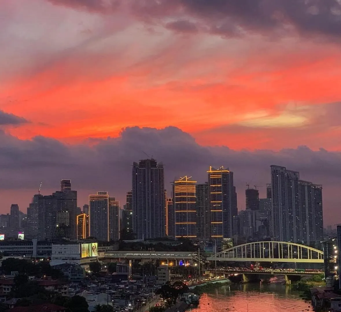 Apartment 2Br Resort Type Condo W City View Sheridan Manila
